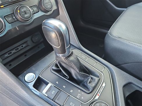 Used 2018 Volkswagen Tiguan SE w/ Panoramic Sunroof Package image 38