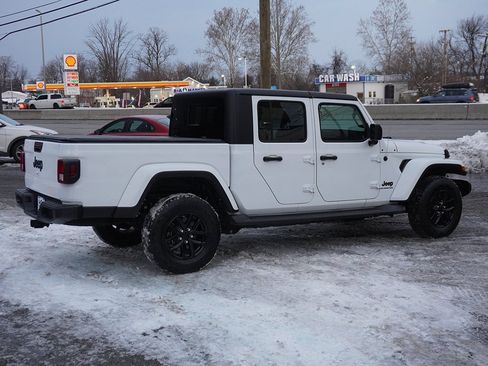 Used 2022 Jeep Gladiator Sport image 7