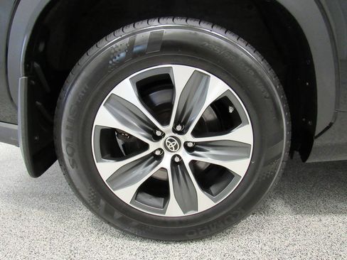 Used 2022 Toyota Highlander XLE AWD/4WD image 14
