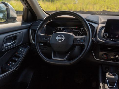 Used 2025 Nissan Rogue SV FWD image 21