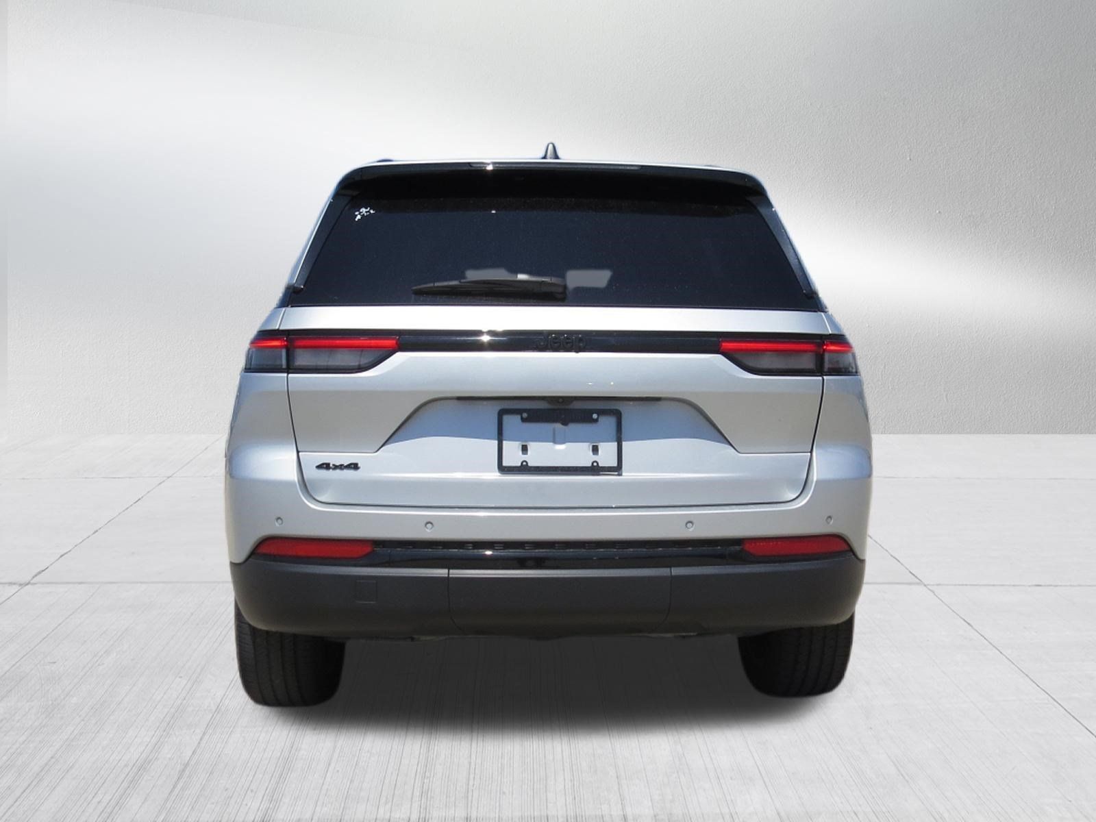 Used 2024 Jeep Grand Cherokee Altitude AWD/4WD image 4