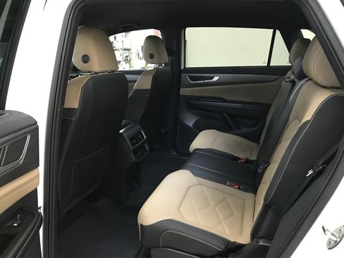 Used 2024 Volkswagen Atlas Cross Sport SE image 10