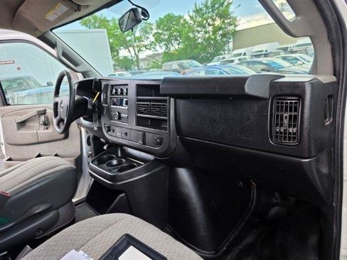 Used 2017 GMC Savana 2500 RWD image 9
