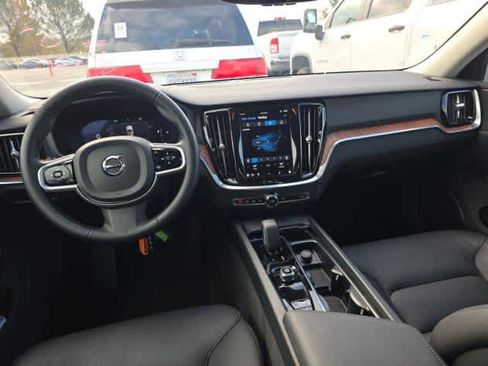 Used 2025 Volvo V60 B5 Cross Country Plus image 9