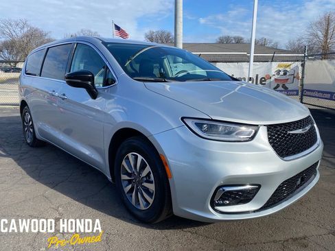 Used 2024 Chrysler Pacifica Select image 1