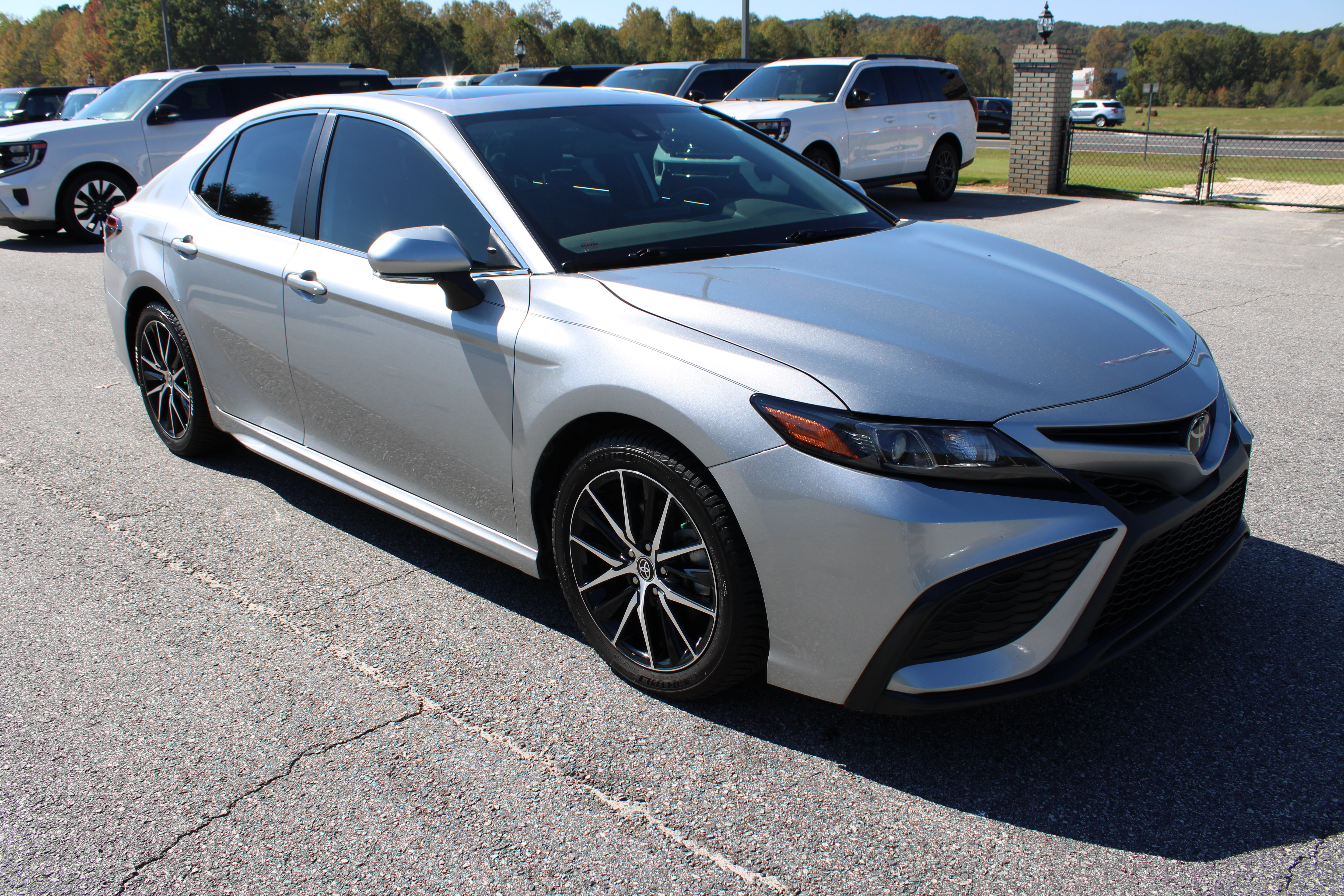 Used 2022 Toyota Camry SE w/ Audio Upgrade Package FWD image 4