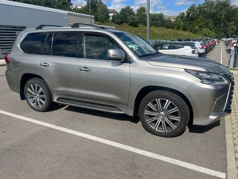 Used 2017 Lexus LX 570 4WD w/ Luxury Package image 9