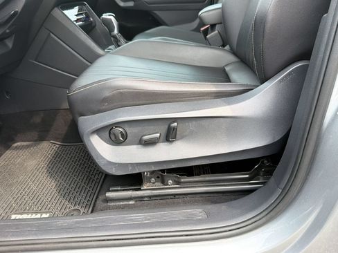 Used 2022 Volkswagen Tiguan SE w/ Panoramic Sunroof Package AWD/4WD image 13