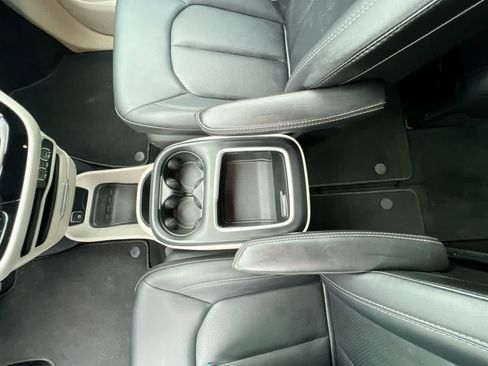 Used 2024 Chrysler Pacifica Touring-L FWD image 21