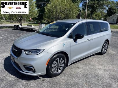 Used 2024 Chrysler Pacifica Select