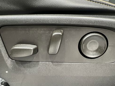 Used 2023 GMC Yukon SLT image 12