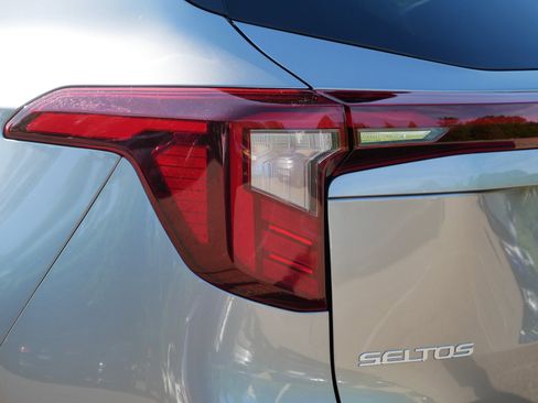 Certified 2024 Kia Seltos EX AWD/4WD image 17