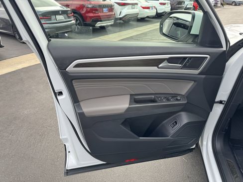 Certified 2022 Volkswagen Atlas SE w/ Panoramic Sunroof Package image 13