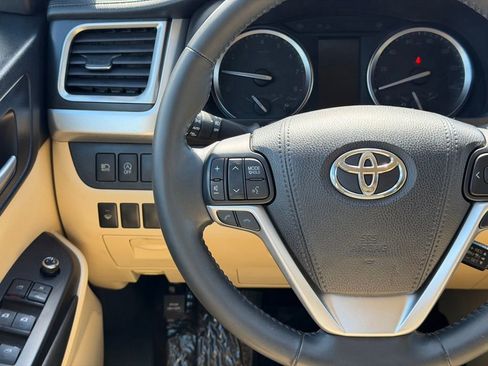 Used 2018 Toyota Highlander XLE AWD/4WD image 32