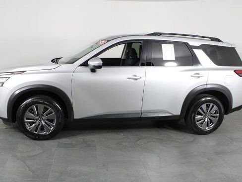 Certified 2025 Nissan Pathfinder SV FWD image 12
