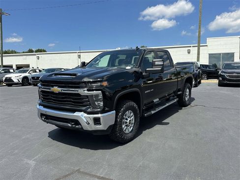 Used 2024 Chevrolet Silverado 2500 LT image 3