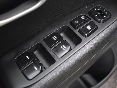 Used 2016 Kia Soul + image 19