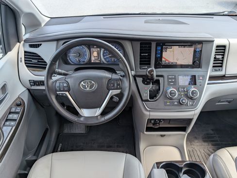 Used 2015 Toyota Sienna XLE w/ XLE Navigation Package FWD image 18