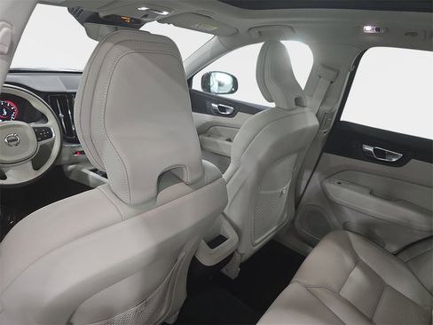 Used 2020 Volvo XC60 T5 Momentum image 13