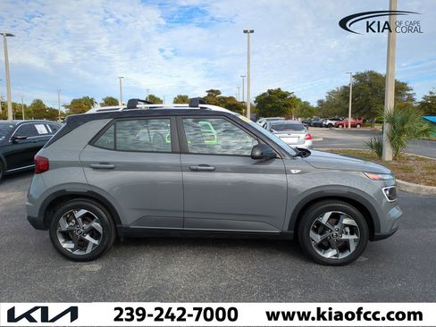 Used 2022 Hyundai Venue Limited image 4