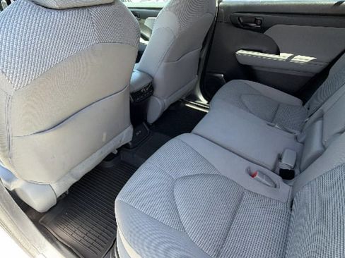 Used 2023 Toyota Highlander LE AWD/4WD image 24