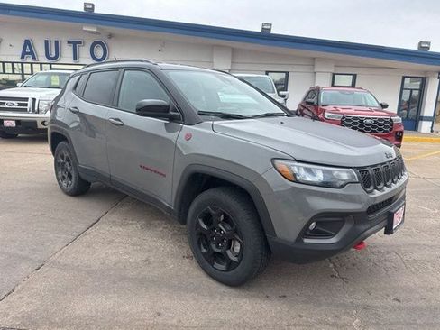 Used 2023 Jeep Compass Trailhawk AWD/4WD image 3