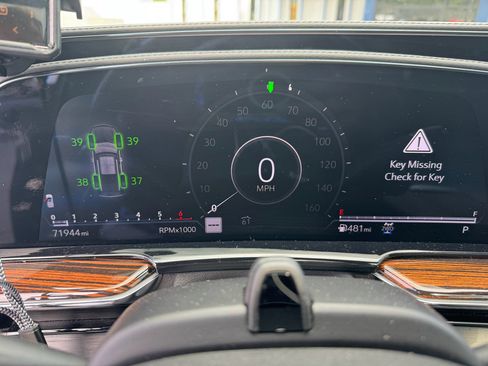 Used 2023 Cadillac Escalade ESV Premium Luxury w/ Performance Package AWD/4WD image 10