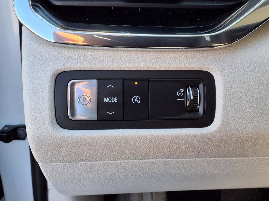 Certified 2025 GMC Acadia Denali w/ Super Cruise Package FWD image 9