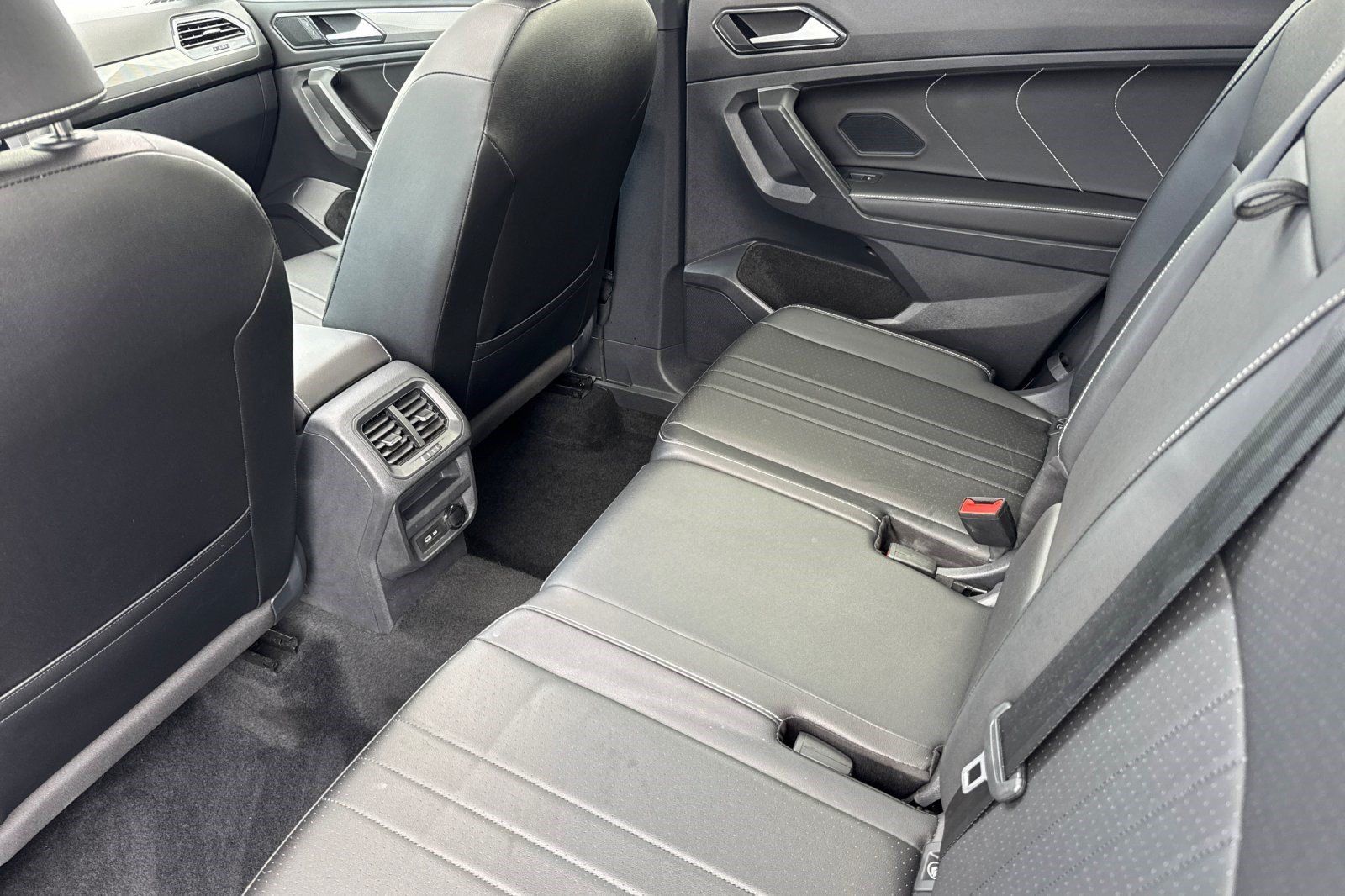 Used 2023 Volkswagen Tiguan SE R-Line FWD image 27