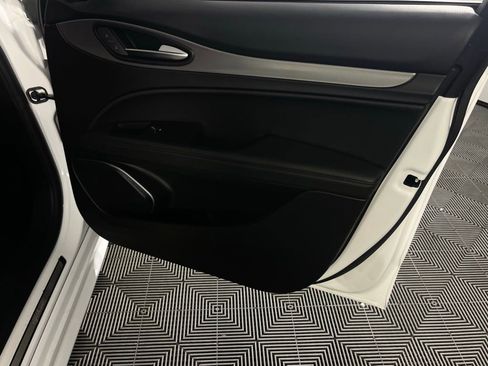 Used 2022 Alfa Romeo Stelvio Veloce image 38