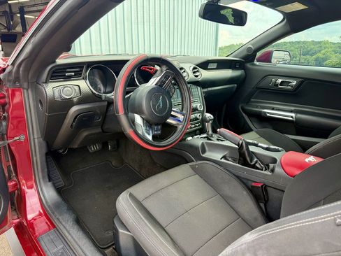 Used 2017 Ford Mustang Coupe RWD image 4
