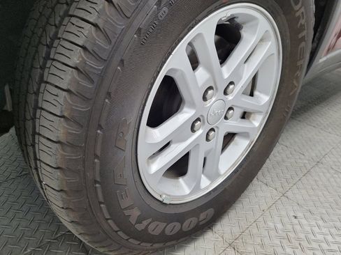 Used 2023 Jeep Grand Cherokee Laredo image 31