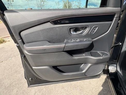 Used 2025 Honda Pilot TrailSport image 10