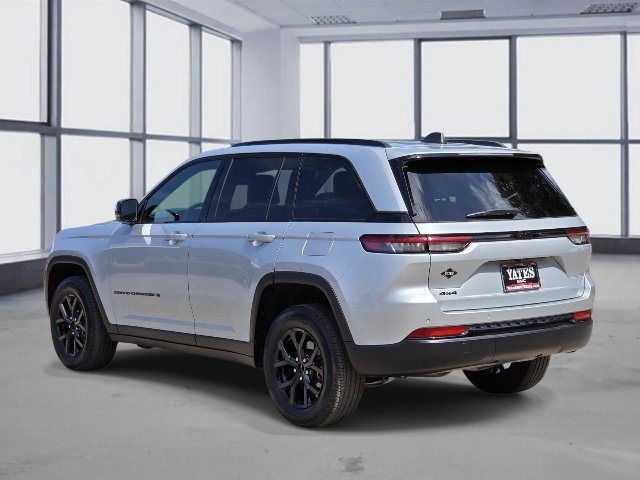 Used 2025 Jeep Grand Cherokee Altitude AWD/4WD image 7
