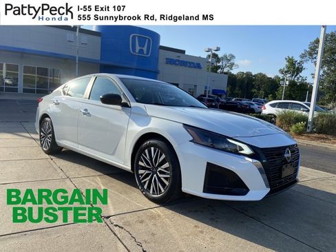 Used 2025 Nissan Altima 2.5 SV FWD image 1