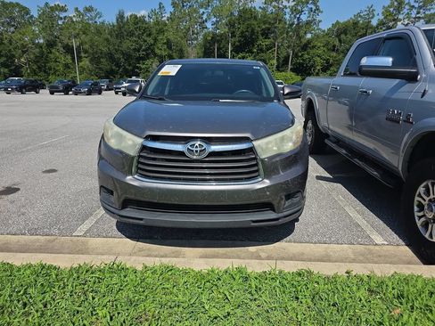 Used 2016 Toyota Highlander LE FWD image 2