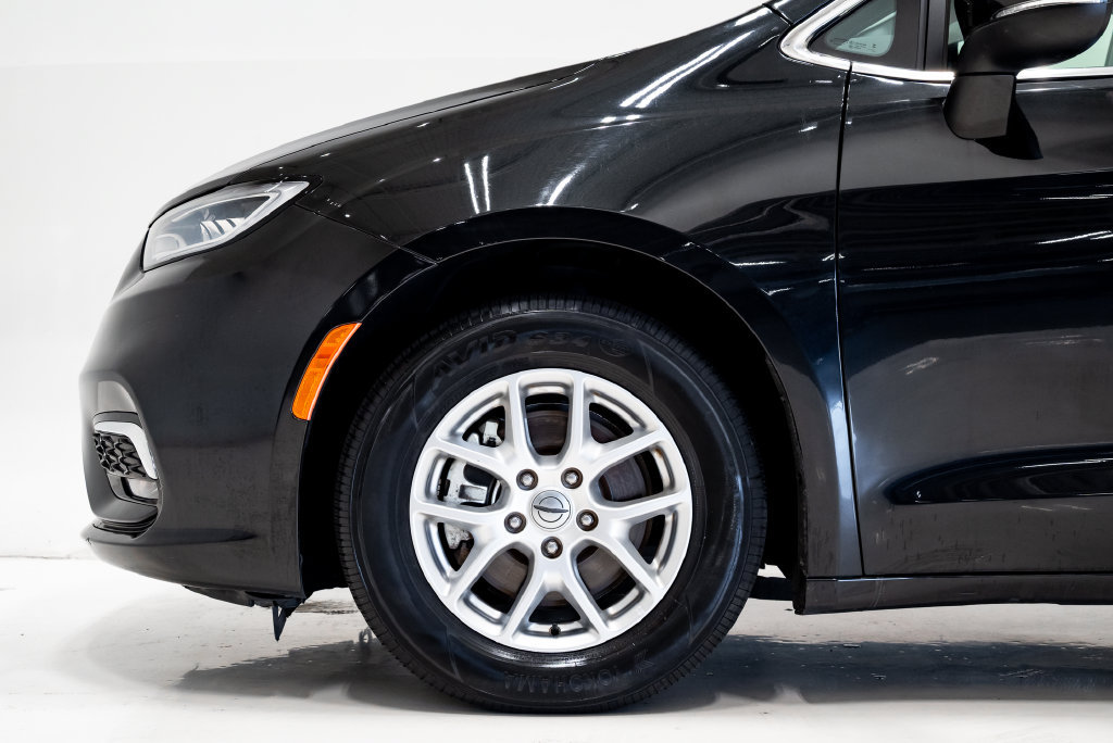 Used 2023 Chrysler Pacifica Touring FWD image 36
