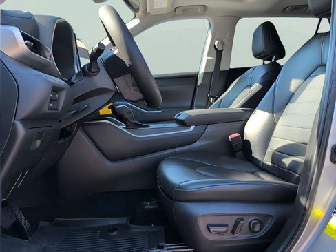 Used 2023 Toyota Highlander L image 34