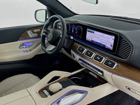 Used 2025 Mercedes-Benz GLS 580 4MATIC image 16