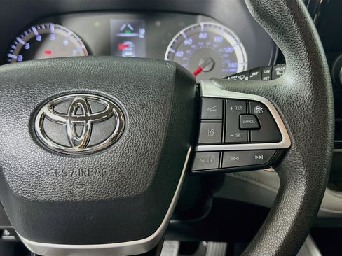 Used 2022 Toyota Highlander L FWD image 19