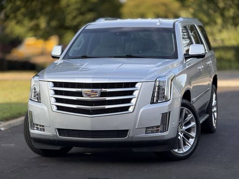 Used 2018 Cadillac Escalade Luxury image 1