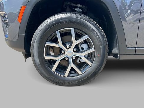 Certified 2025 Jeep Grand Cherokee Limited AWD/4WD image 10
