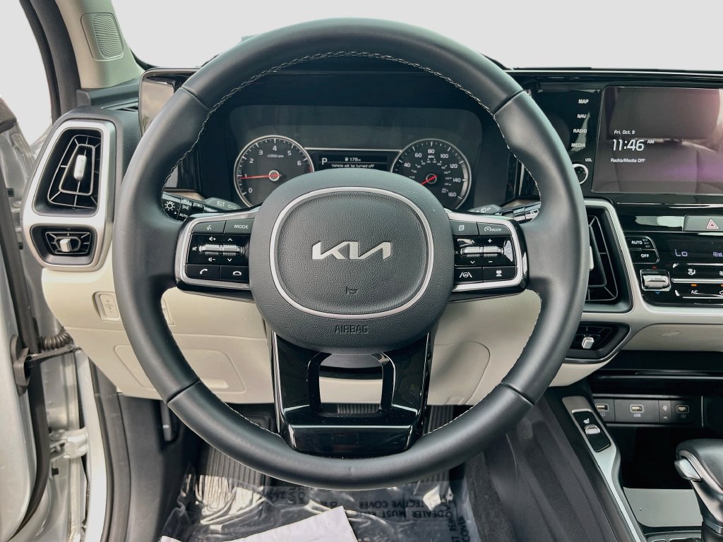 Used 2022 Kia Sorento EX w/ Panoramic Sunroof Package FWD image 11