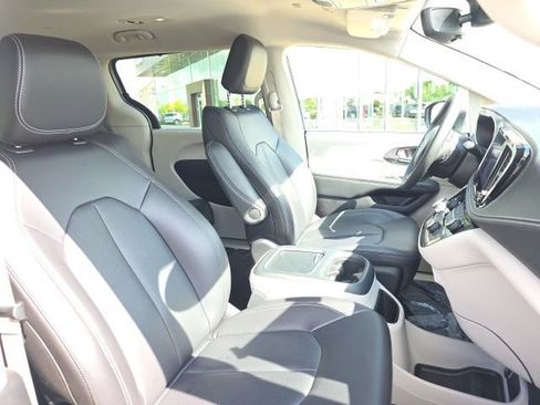 Used 2023 Chrysler Pacifica Touring-L FWD image 12
