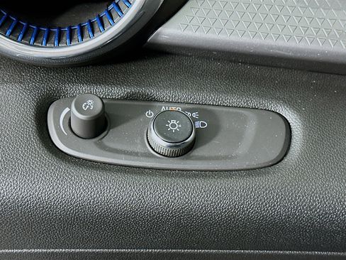 Used 2025 Chevrolet Trax LT w/ LT Convenience Package image 16