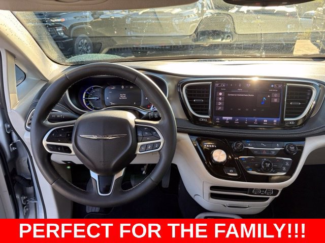 Used 2024 Chrysler Pacifica Limited FWD image 17