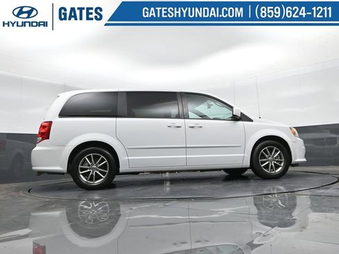 Used 2016 Dodge Grand Caravan SE image 29