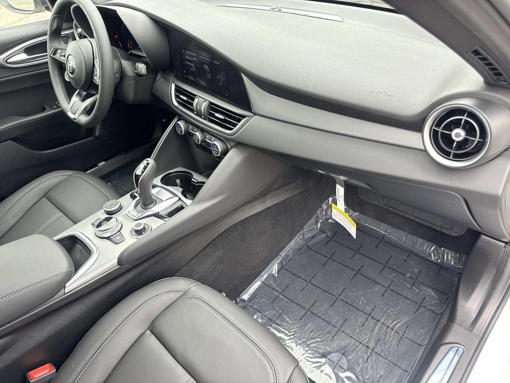 New 2026 Alfa Romeo Giulia w/ Driving Assist Package RWD image 28