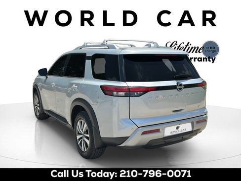 Used 2025 Nissan Pathfinder SL FWD image 5