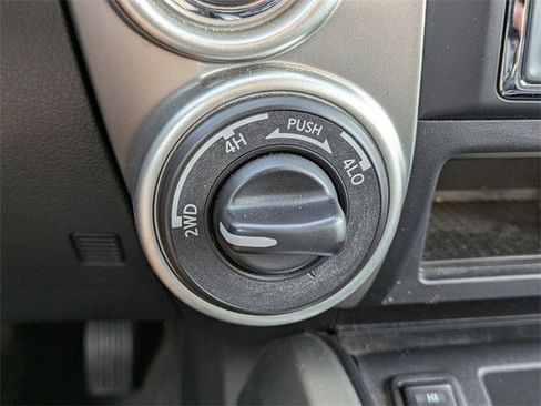 Used 2018 Nissan Titan SV w/ SV Convenience Package image 25